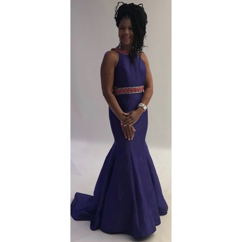 Beautiful open back Camille’s gown. Violet, size 0, with silver & red bedding.